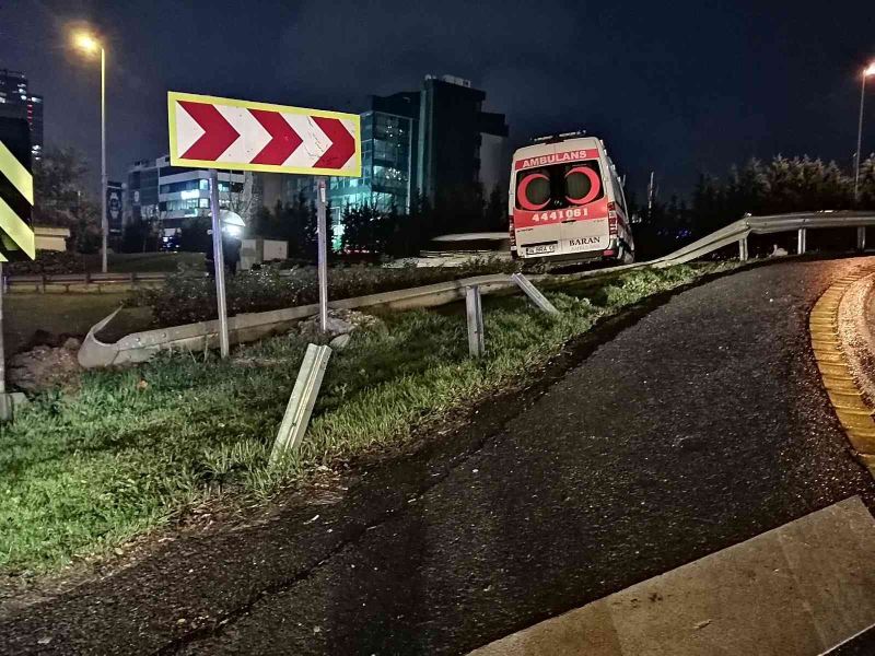 Maltepe’de önüne otomobil çıkan ambulans bariyeri aşıp yoldan çıktı
