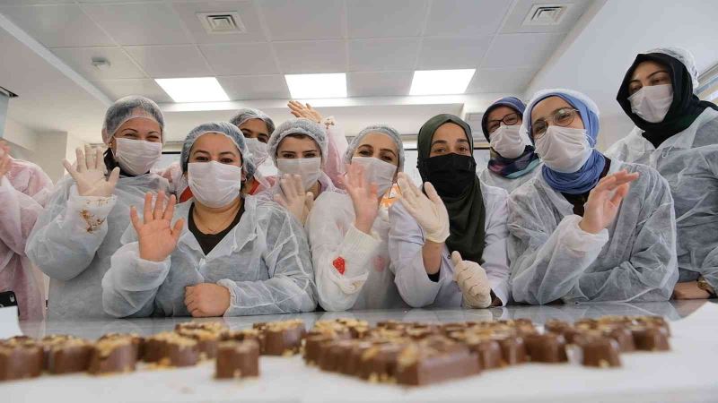 Sultangazi Belediyesinden çok tatlı bir etkinlik: Çikolata atölyesi

