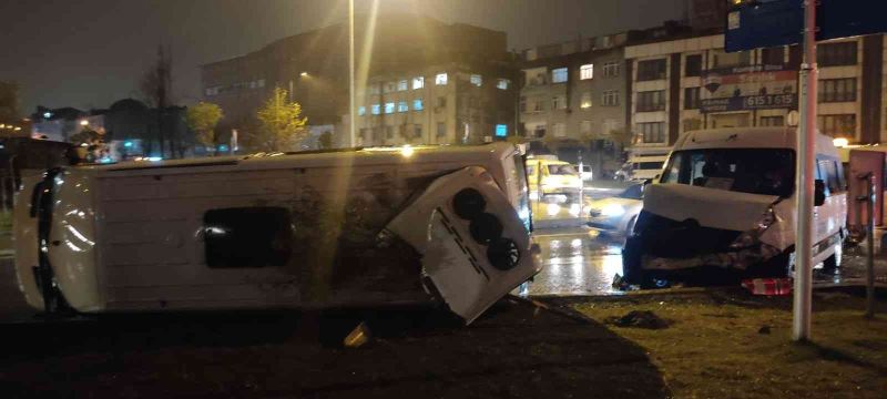 (ÖZEL) Gaziosmanpaşa’da iki servis minibüsü çarpıştı: 1 yaralı