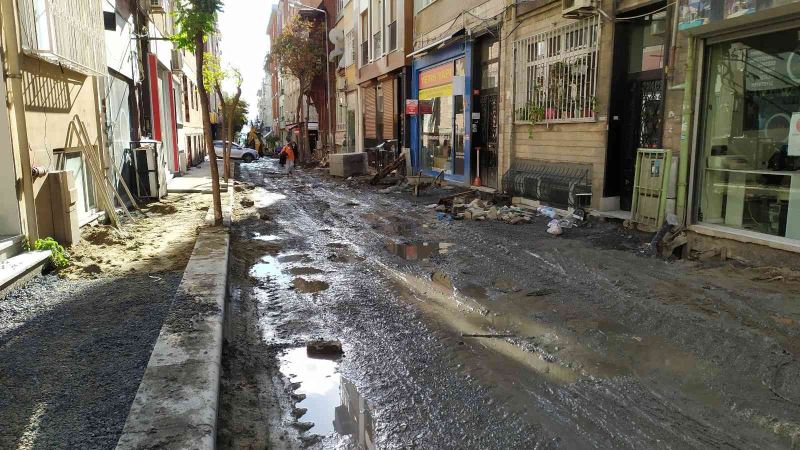 Bakırköy’de altyapı çalışmasında cadde çamur deryasına döndü
