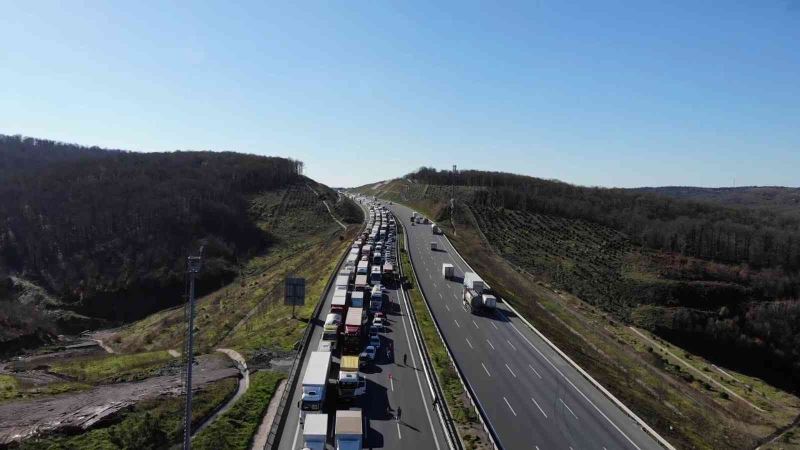 Kuzey Marmara’da Otoyolu’nda tır bariyerleri biçti, 4 şerit trafiğe kapatıldı
