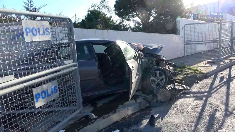 Araç sürücüsü önce  hafriyat kamyonuna sonra polis okulunun duvarına çarptı
