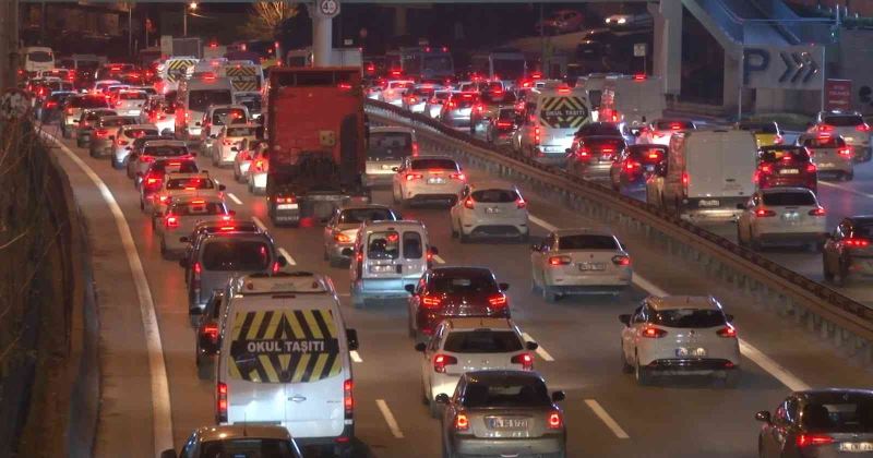 İstanbul’da ilk iş gününde trafik yüzde 60’ı gördü