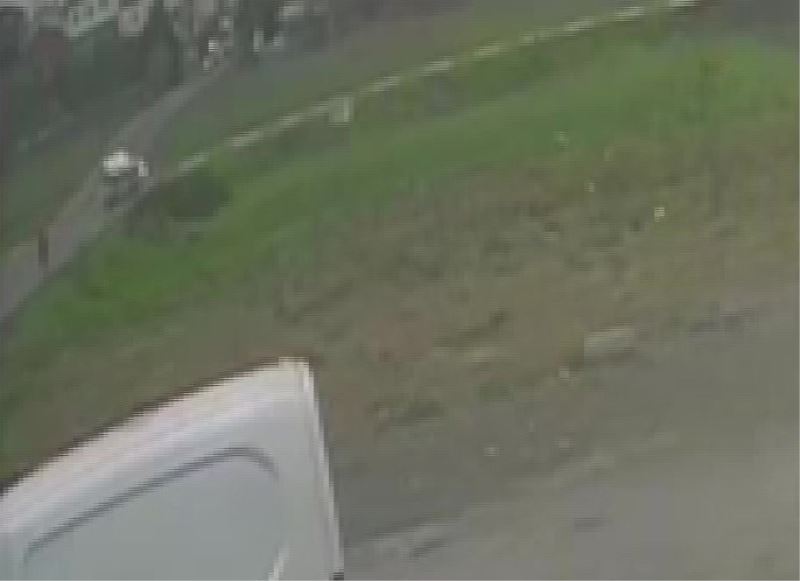 Sultanbeyli’de orta refüje çarpan ticari araç moto kurye üzerine devrildi
