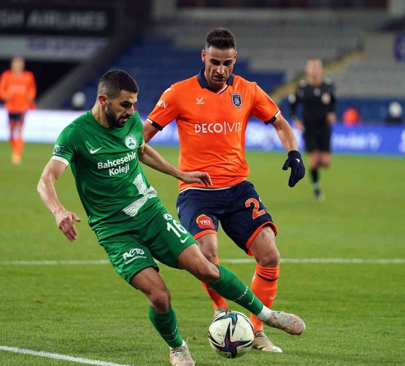 Spor Toto Süper Lig: Medipol Başakşehir: 1 - GZT Giresunspor: 1 (İlk yarı)
