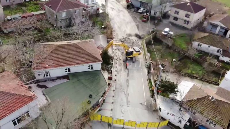 Arnavutköy’de lodostan hasar gören camii minaresinin yıkımı tamamlandı

