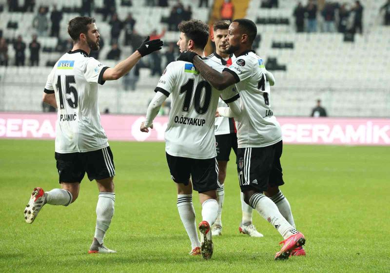 Spor Toto Süper Lig: Beşiktaş: 1 - Göztepe: 1 (İlk yarı)
