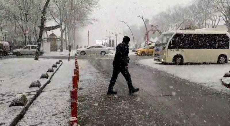 Sultangazi’de lapa lapa kar yağdı
