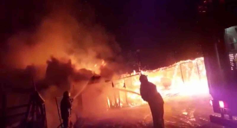 Çekmeköy’de hayvanların bulunduğu ahır alev alev yandı
