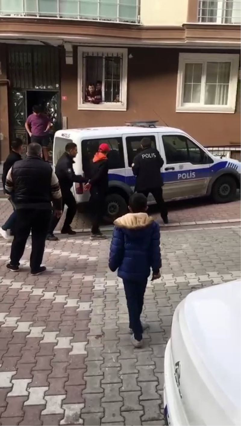 Esenyurt’ta apartman sakinleri hırsızlara suçüstü yaptı
