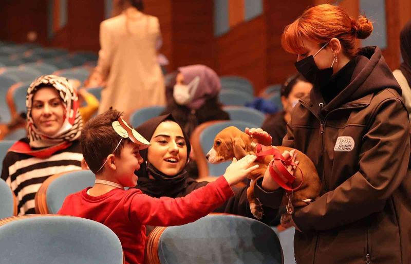 Esenyurt’ta çocuklara hayvanları sevdiren gösteri
