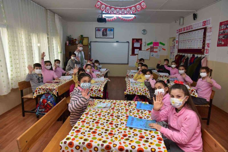 Tuzla’da 2. sınıf öğrencilerinin yazdığı koronavirüsle ilgili hikaye kitap oluyor
