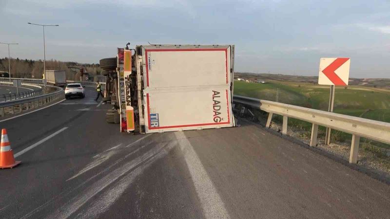 Arnavutköy’de virajı dönemeyen cam yüklü tır devrildi: 1 yaralı
