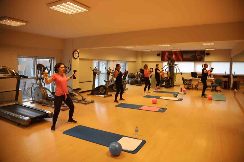 Kartal Belediyesi’nin kadınlara yönelik pilates ve zumba eğitimleri devam ediyor
