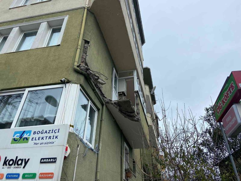 Ambarlı’da binan balkonu çöktü; 1 yaralı
