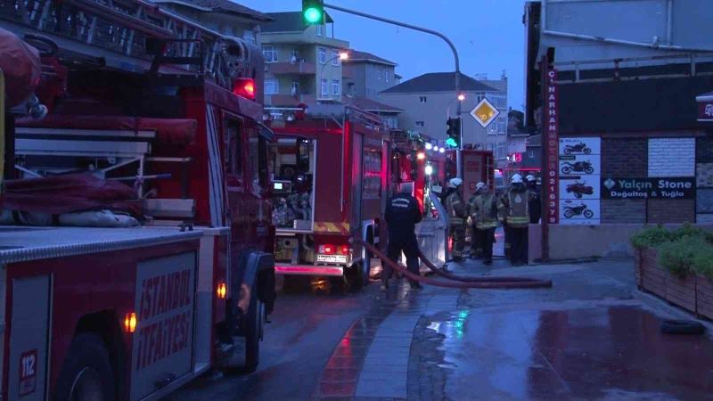 Pendik’te motosiklet tamirhanesinde yangın