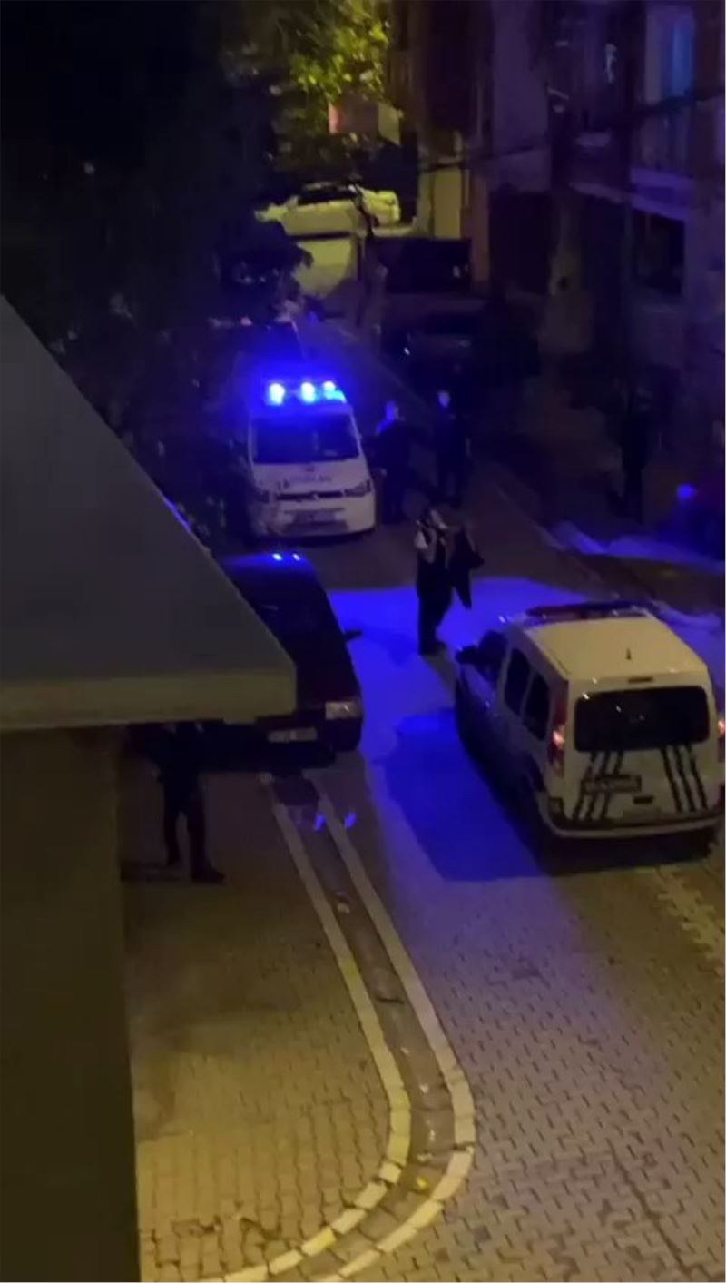 Kardeşinin evini bastı, polis gelince bıçağı kendi boğazına dayadı
