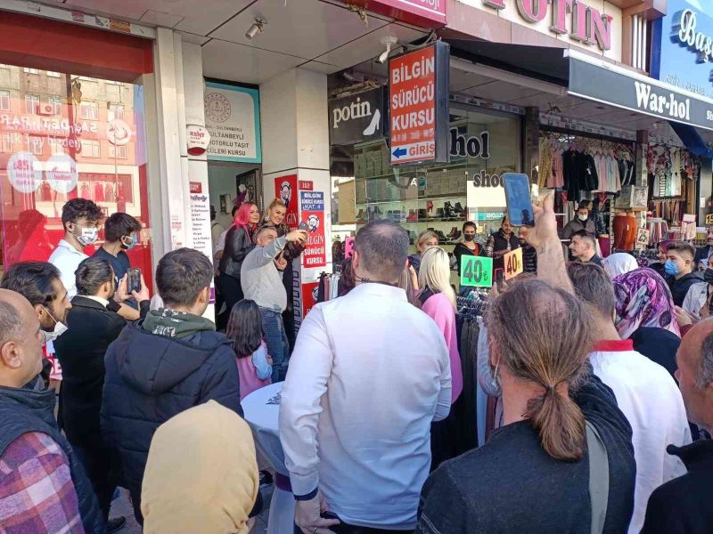 Ünlü sanatçı Tuğba Özay ve sporcu Nagihan Karadere’ye yoğun ilgi
