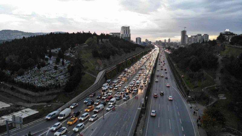 Maltepe’de D-100 karayolu daraltıldı, kilometrelerce trafik oluştu
