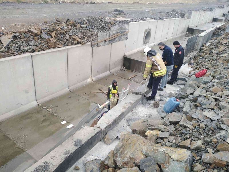 Beylikdüzü’nde bir işçi 5 metre yükseklikten kanala düştü
