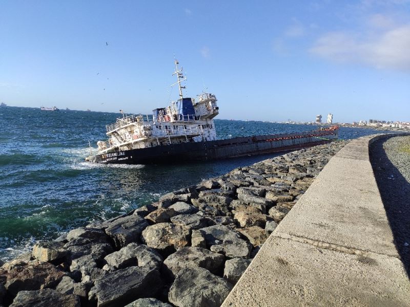 Zeytinburnu’nda karaya oturan gemi batmasın diye halatla taşlara bağlandı
