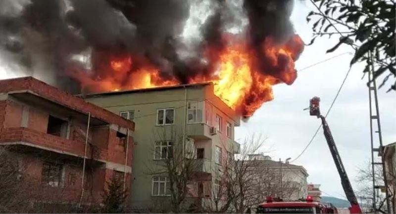 Ümraniye’de korkutan çatı yangını: Binadakiler tahliye edildi
