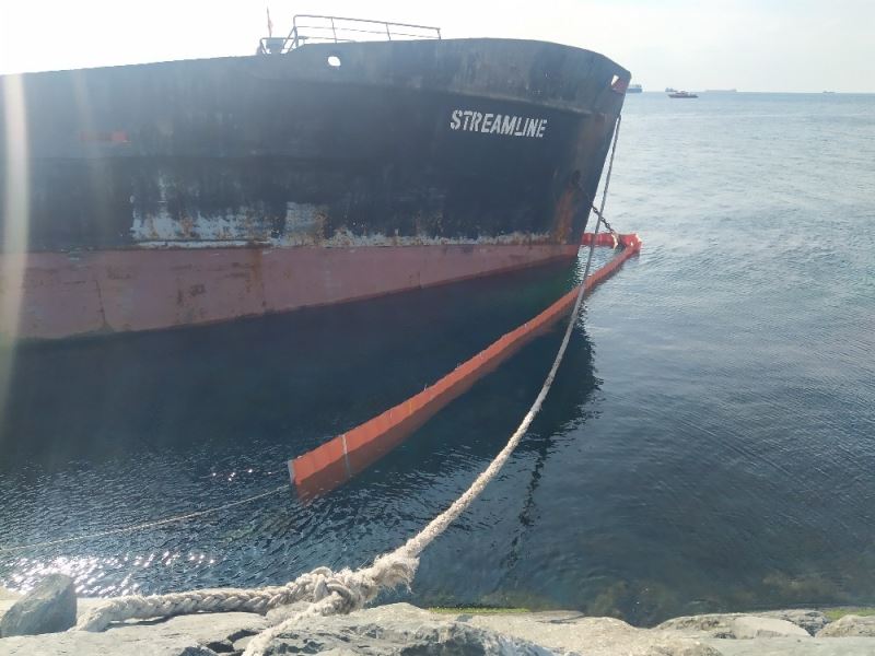 Zeytinburnu’nda yan yatan gemiye halat önlemi