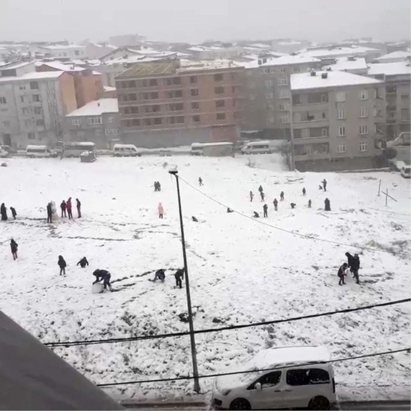 İstanbul beyaza bürününce çocuklar kısıtlamayı unuttu

