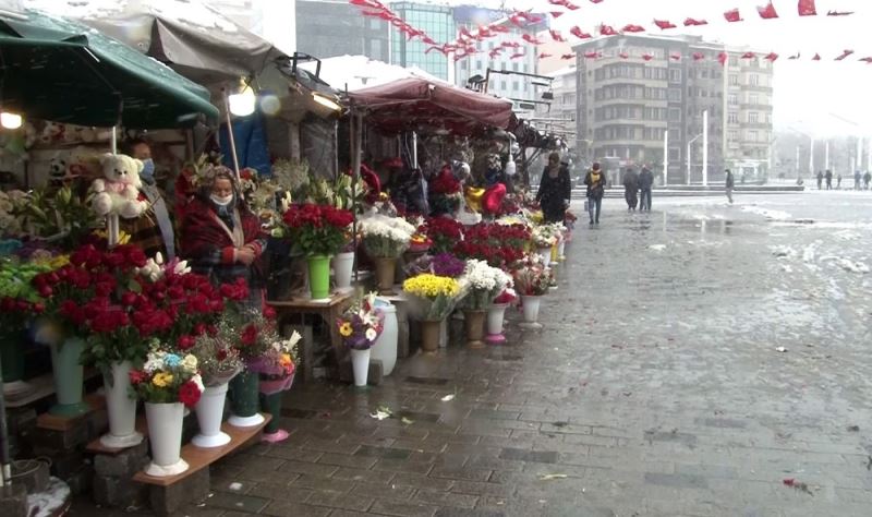 14 Şubat Sevgililer Günü’nde çiçekçiler tezgahlarının başında
