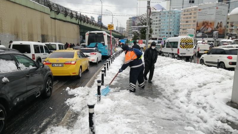 Buzlanmaya karşı yollarda kar temizliği
