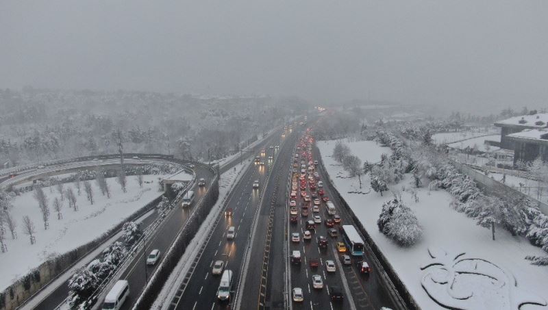 (Drone) 15 Temmuz Şehitler Köprüsü’nde kar ve kısıtlama sonrasındaki trafik havadan görüntülendi