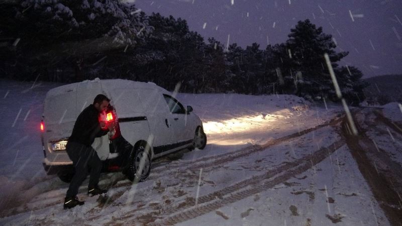 (Özel) Karda mahsur kalan otomobil traktörle kurtarıldı
