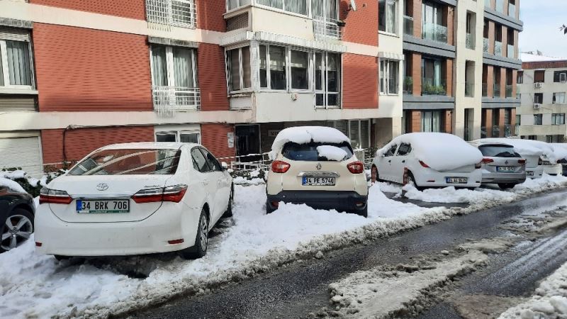 Kar yağışıyla birlikte sokaklar beyaza büründü, araçlar karla kaplandı
