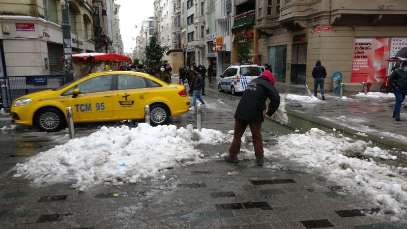 Taksim’den kar manzaraları: Kimi kar topu oynadı, kimi fotoğraf çektirdi
