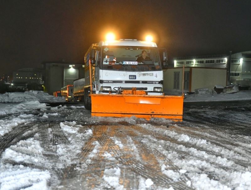 Esenyurt’ta kışla mücadele ekiplerinin çalışmaları devam ediyor
