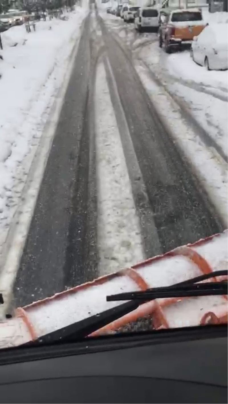 Ümraniye’de karla mücadele ekibinden sürücülere “anlayışlı olalım” çağrısı
