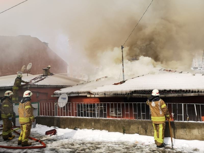 Ataşehir’de korkutan yangın: Patlama sesleri telaşa neden oldu
