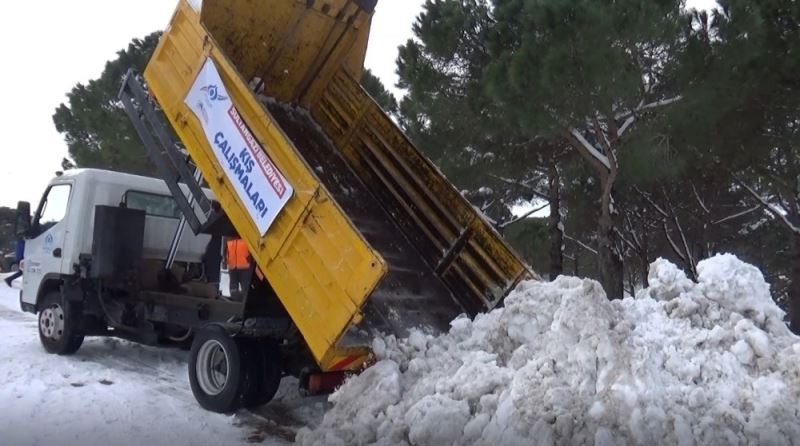 Kamyon kamyon kar Alibeyköy Barajı çevresine dökülüyor