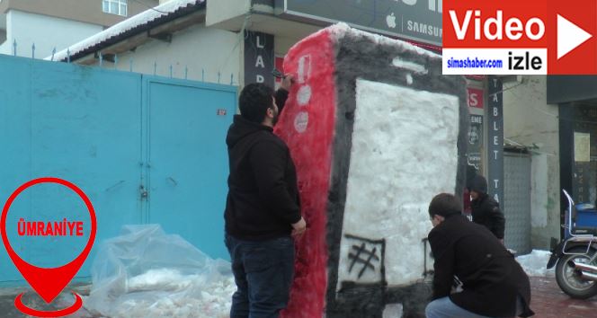 (Özel) Kardan adam yerine kardan cep telefonu yaptılar