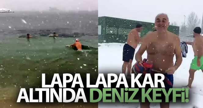 Yeşilköy plajında lapa lapa yağan karın altında denize girdiler