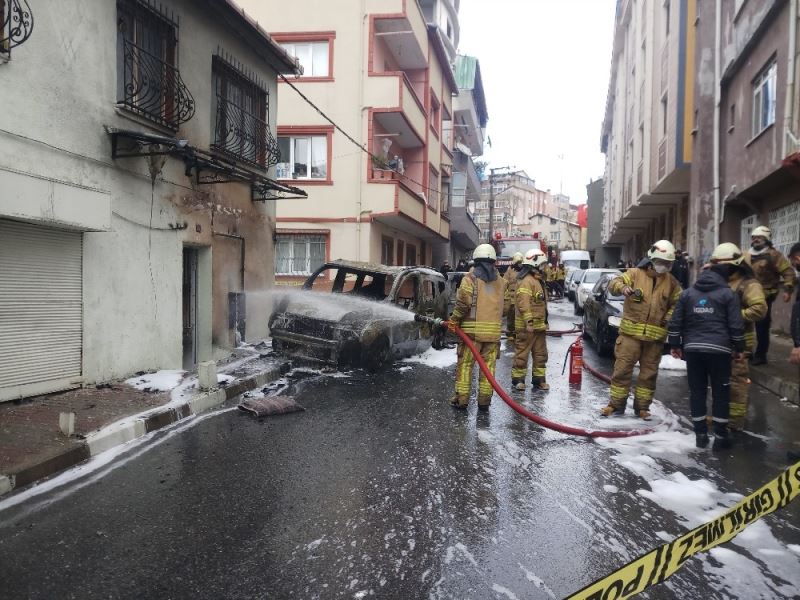 Kağıthane’de panik anları: Alev alan araç doğalgaz kutusuna çarparak durdu
