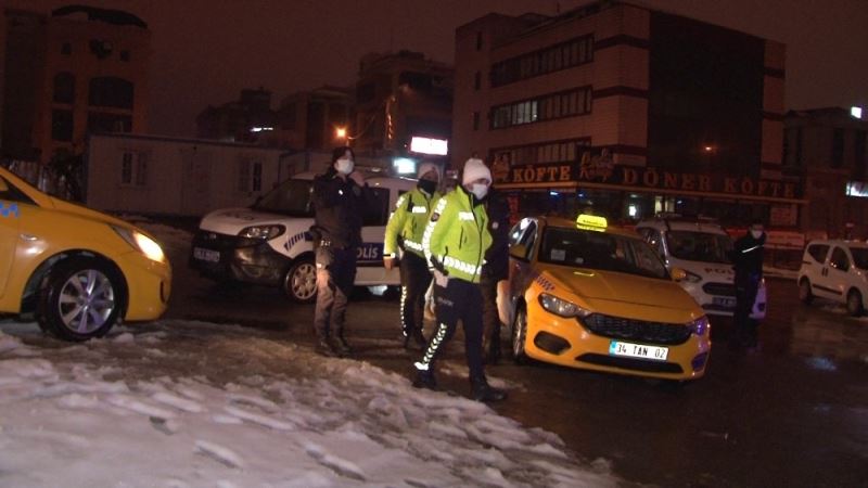 Ticari taksiye binen müşterileri rahatsız eden koku taksiciyi ele verdi