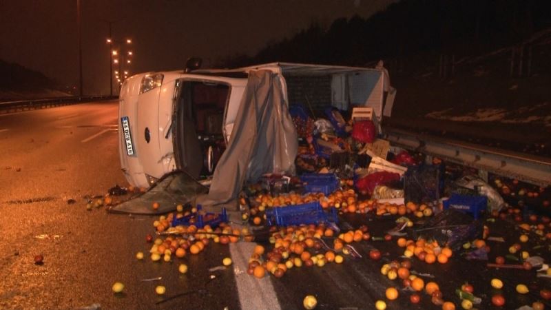Otomobil ile çarpışan meyve yüklü kamyonet yan yattı: 1 yaralı

