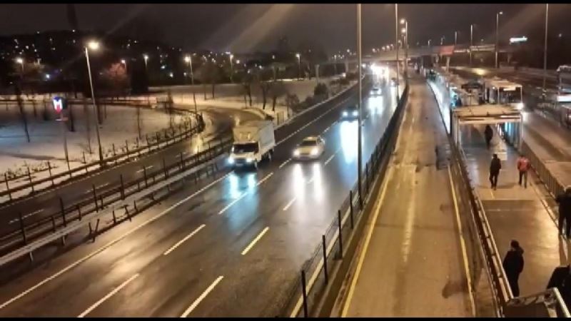 (Özel) Trafikte tehlikeli yolculuk, şaşkın bakışlar arasında ilerledi
