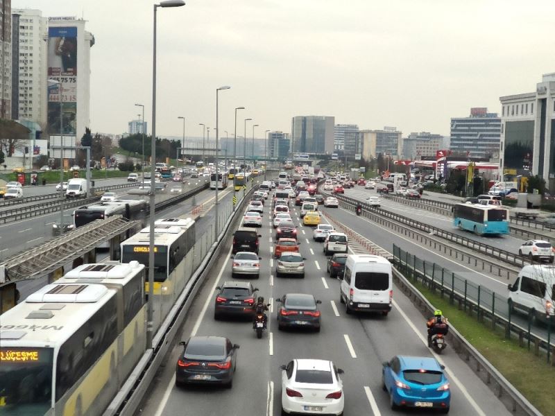 Kısıtlamaya saatler kala İstanbul’da trafik yoğunluğu arttı
