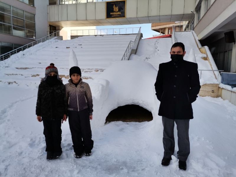 Öğrenciler mescid görünümlü iglo yaptı
