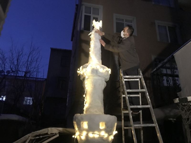 (Özel) İstanbul için kar duası kabul olunca kardan minare yapıp ezan okuttu
