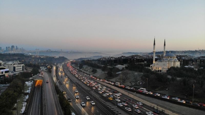 İstanbul’da kısıtlama sonrası 15 Temmuz Şehitler Köprüsü’nde trafik yoğunluğu havadan görüntülendi
