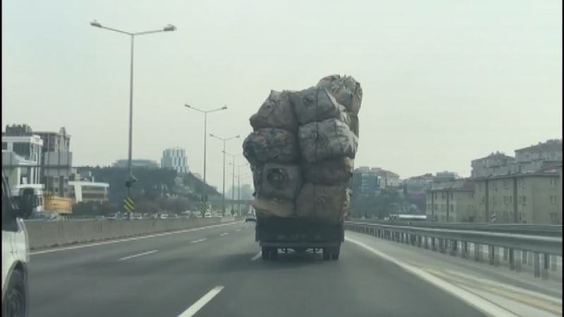 (ÖZEL) Kasası aşırı yük dolu olan kamyonetin tehlikeli yolculuğu kamerada
