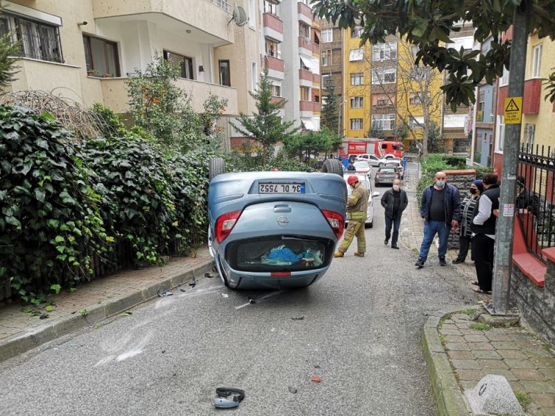 Üsküdar’da yokuş aşağı inen kadın sürücü takla attı: 1 yaralı
